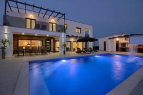 New luxury Villa with heated pool